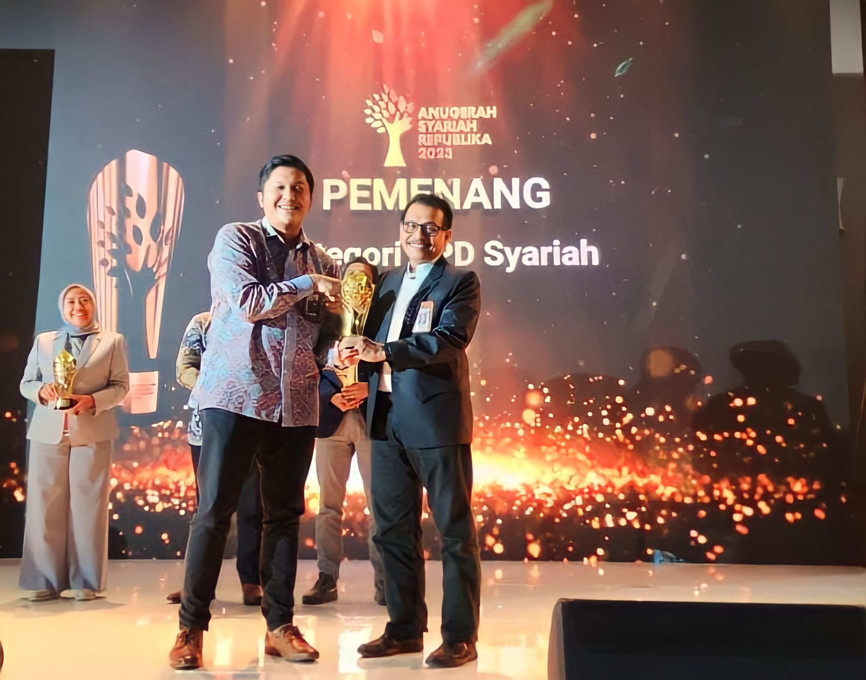Direktur Utama Bank Nagari Muhamad Irsyad menerima penghargaan BPD Syariah Terbaik ASR 2023 untuk UUS Bank Nagari, dari Komisioner KNKS Sutan Emir Hidayat, Kamis (30/11) di Ballroom 1 JS Luwansa, Jakarta Selatan, Jakarta